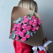 Моно букет кустовые розы фуксия 7шт с эвкалиптом 1