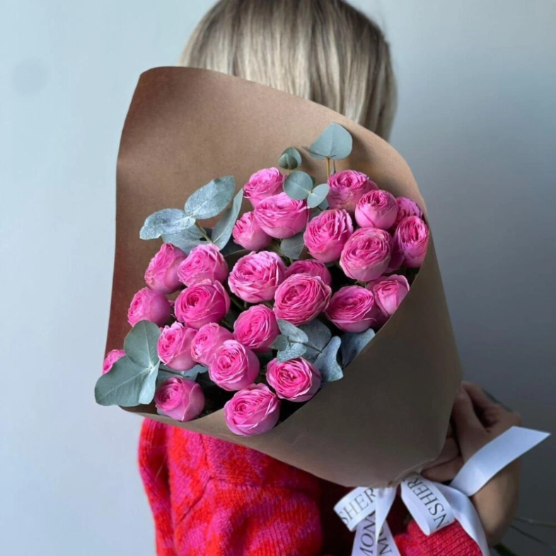 Моно букет кустовые розы фуксия 7шт с эвкалиптом