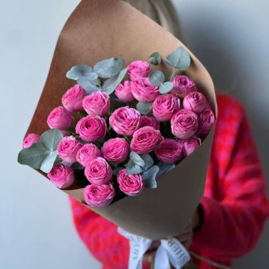 Моно букет кустовые розы фуксия 7шт с эвкалиптом