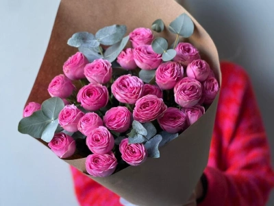 Моно букет кустовые розы фуксия 7шт с эвкалиптом