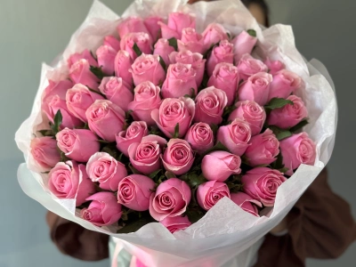51 кенийская розовая роза в упаковке