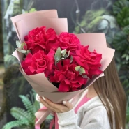 Букет «Яркая девочка» с розами 0