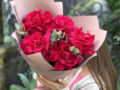 Букет «Яркая девочка» с розами