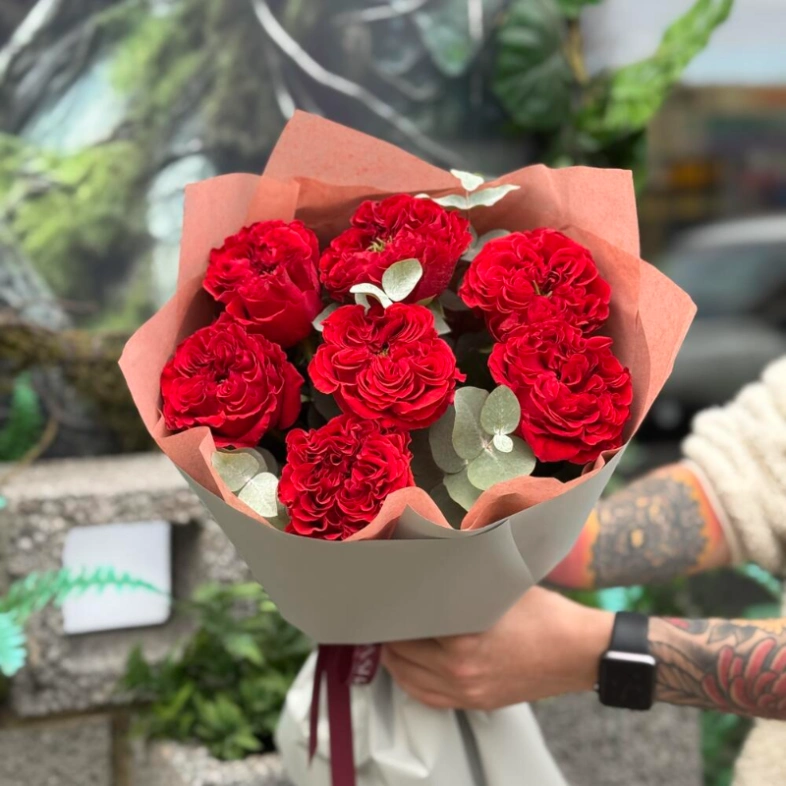 Букет пионовидная красная роза с эвкалиптом 7шт