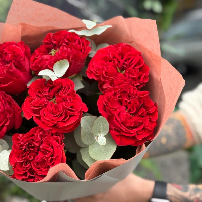 Букет пионовидная красная роза с эвкалиптом 7шт