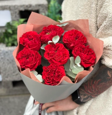 Букет пионовидная красная роза с эвкалиптом 7шт