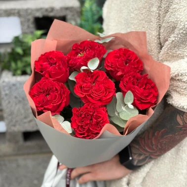 Букет пионовидная красная роза с эвкалиптом 7шт