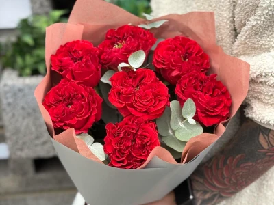 Букет пионовидная красная роза с эвкалиптом 7шт