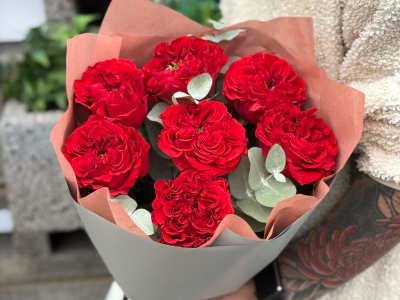 Букет пионовидная красная роза с эвкалиптом 7шт