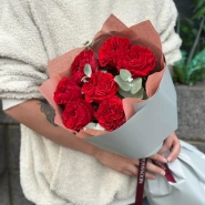 Букет пионовидная красная роза с эвкалиптом 7шт 2