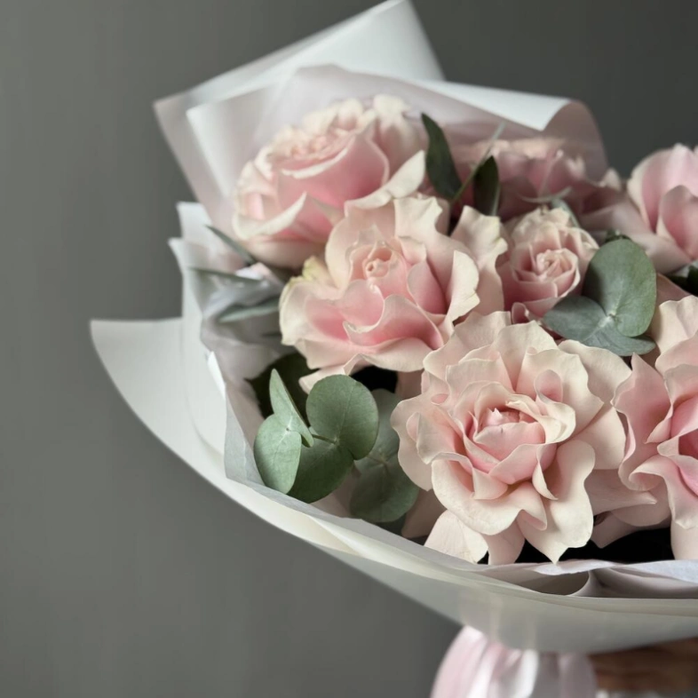 Французские розы 9шт с эвкалиптом «Аристократка»