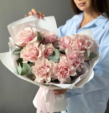 Французские розы 9шт с эвкалиптом «Аристократка»