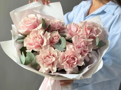 Французские розы 9шт с эвкалиптом «Аристократка»