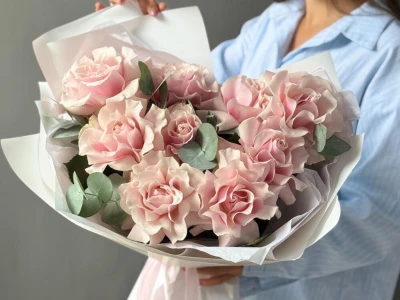 Французские розы 9шт с эвкалиптом «Аристократка»