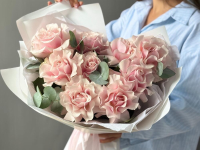 Французские розы 9шт с эвкалиптом «Аристократка»