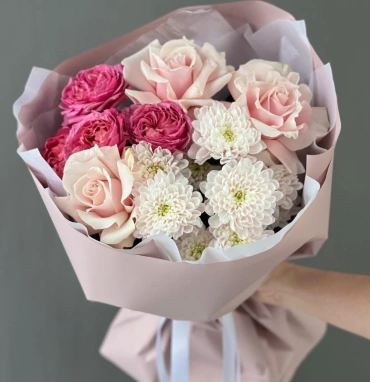 Букет из кустовых пионовидных и одноголовых французских роз