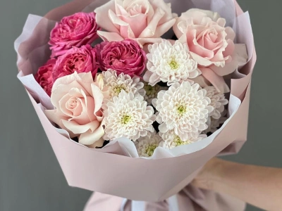 Букет из кустовых пионовидных и одноголовых французских роз