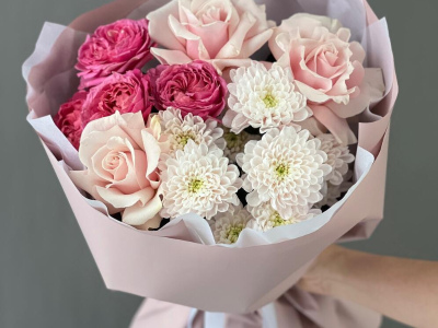 Букет из кустовых пионовидных и одноголовых французских роз