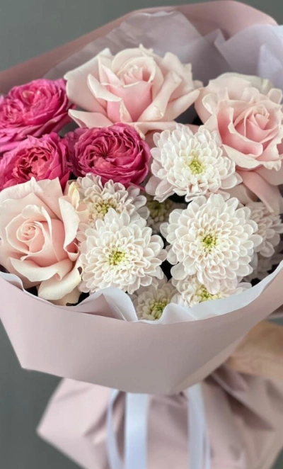 Букет из кустовых пионовидных и одноголовых французских роз