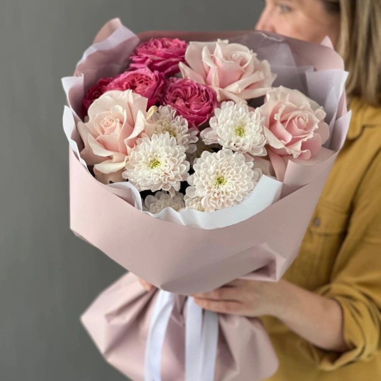 Букет из кустовых пионовидных и одноголовых французских роз