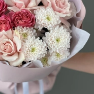 Букет из кустовых пионовидных и одноголовых французских роз 4