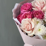 Букет из кустовых пионовидных и одноголовых французских роз 3