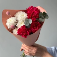 Букет-комплимент кустовая хризантема и диантусы 4