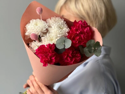 Букет-комплимент кустовая хризантема и диантусы