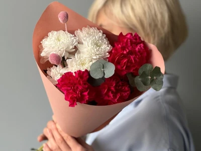 Букет-комплимент кустовая хризантема и диантусы