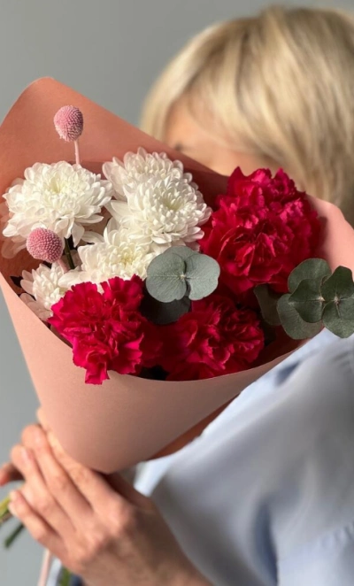 Букет-комплимент кустовая хризантема и диантусы