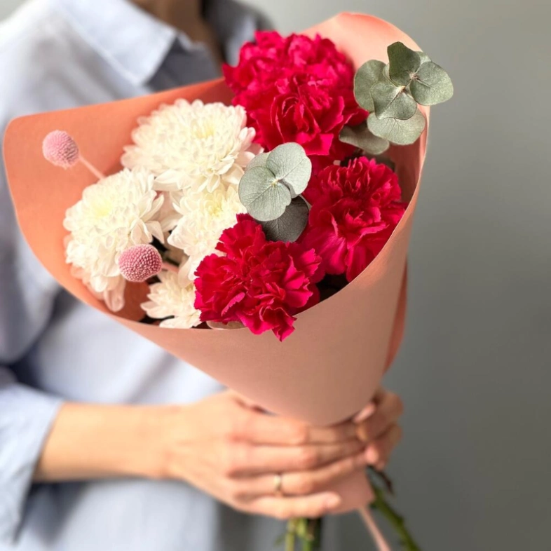 Букет-комплимент кустовая хризантема и диантусы