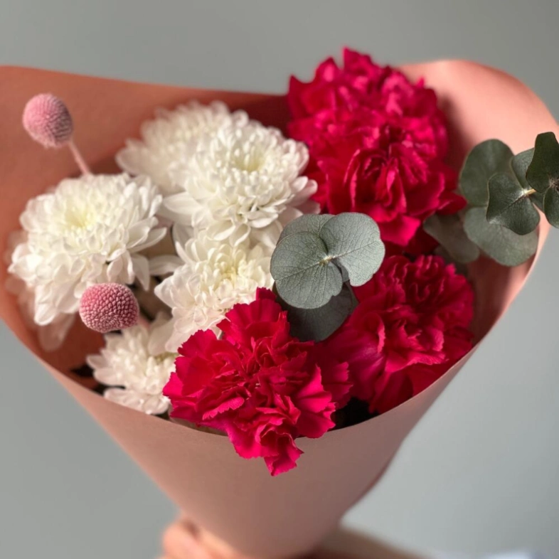 Букет-комплимент кустовая хризантема и диантусы