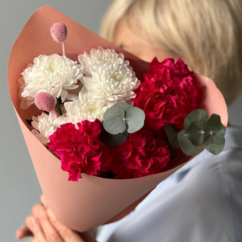 Букет-комплимент кустовая хризантема и диантусы