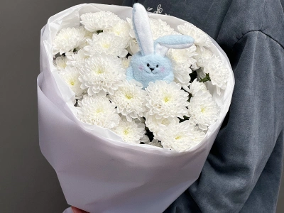 Монобукет из хризантем с зайкой 