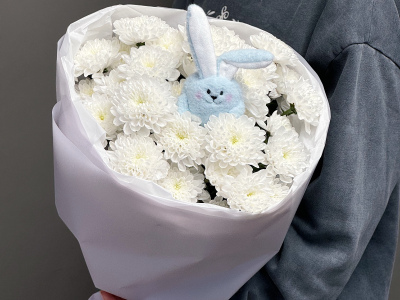 Монобукет из хризантем с зайкой 