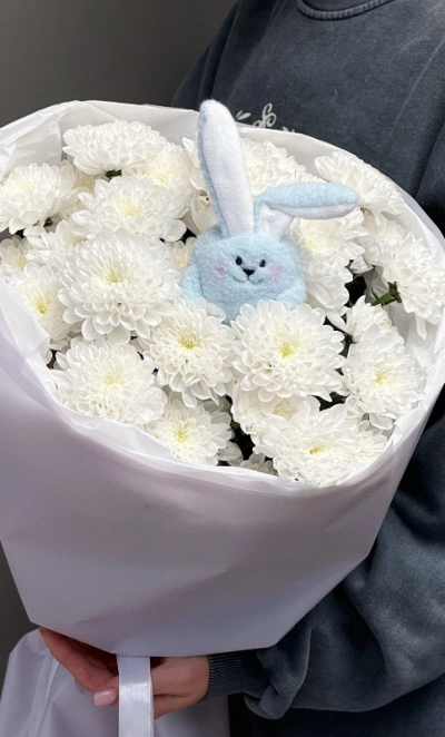 Монобукет из хризантем с зайкой 