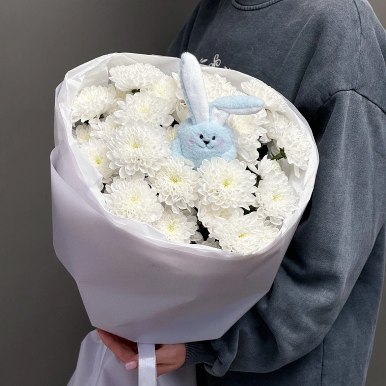 Монобукет из хризантем с зайкой 