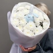 Монобукет из хризантем с зайкой  1