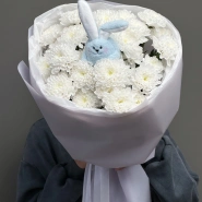 Монобукет из хризантем с зайкой  2