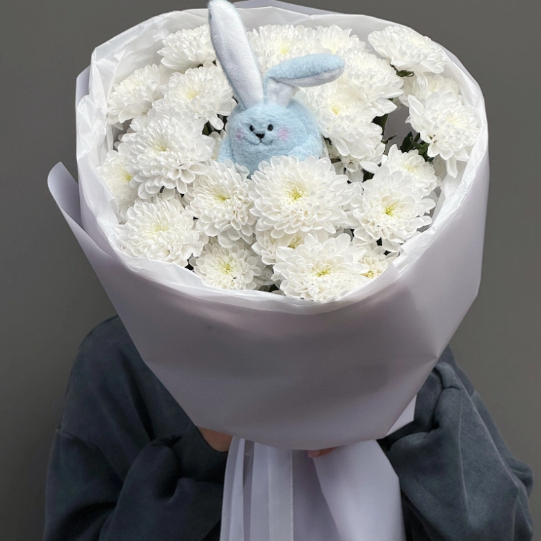 Монобукет из хризантем с зайкой 