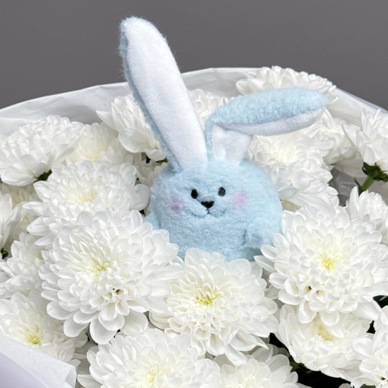 Монобукет из хризантем с зайкой 