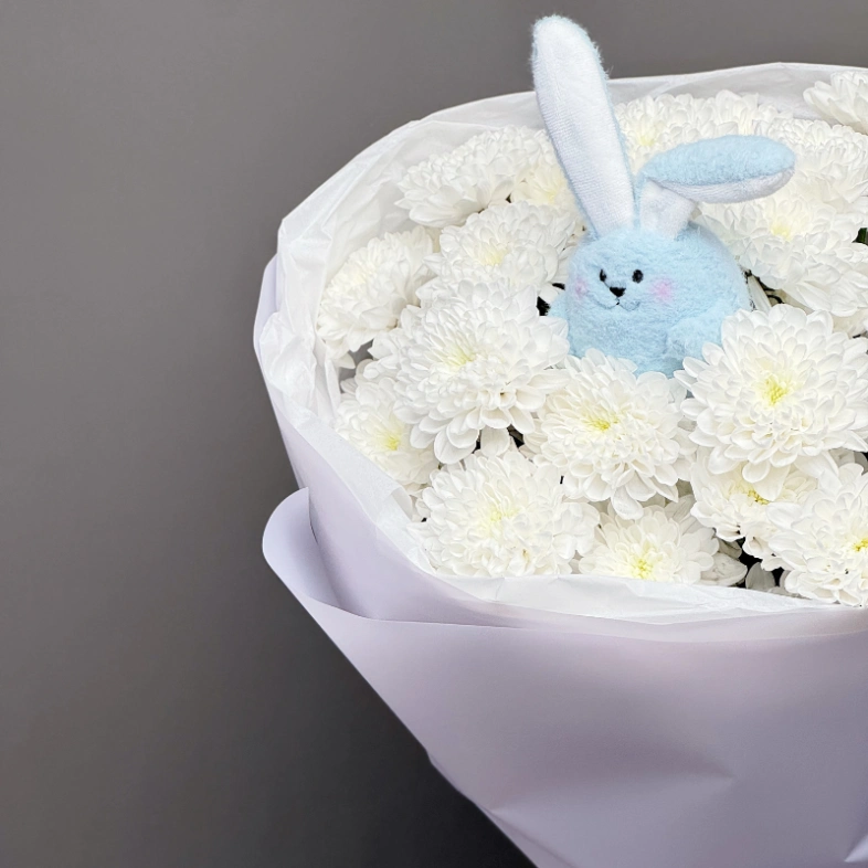 Монобукет из хризантем с зайкой 