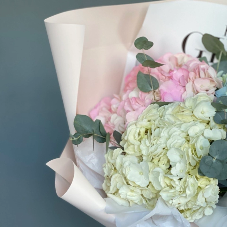Моно букет из гортензий с эвкалиптом 