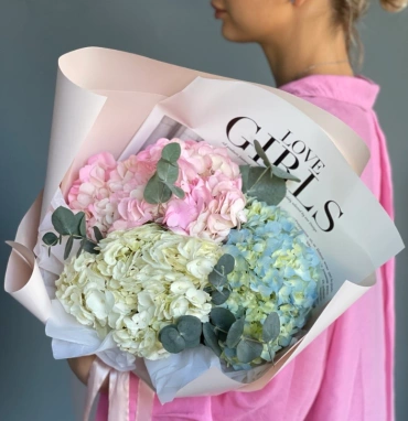 Моно букет из гортензий с эвкалиптом 