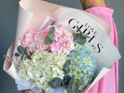 Моно букет из гортензий с эвкалиптом 