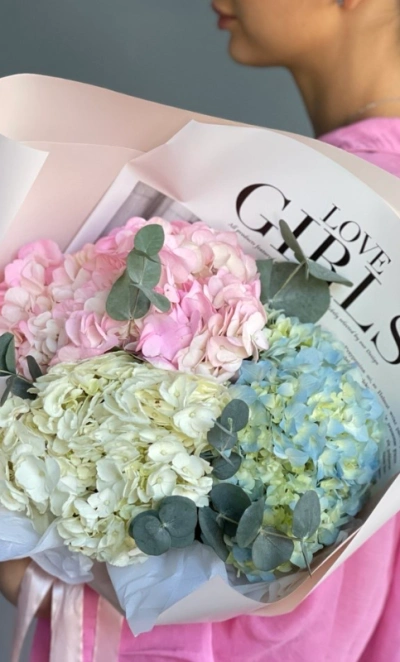 Моно букет из гортензий с эвкалиптом 