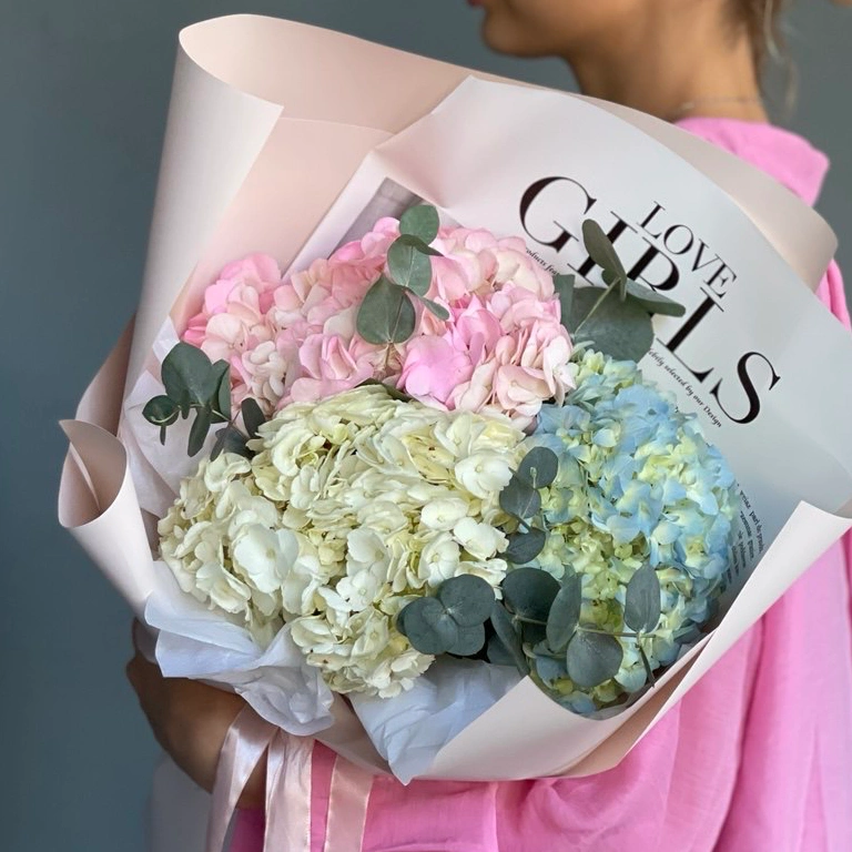 Моно букет из гортензий с эвкалиптом 