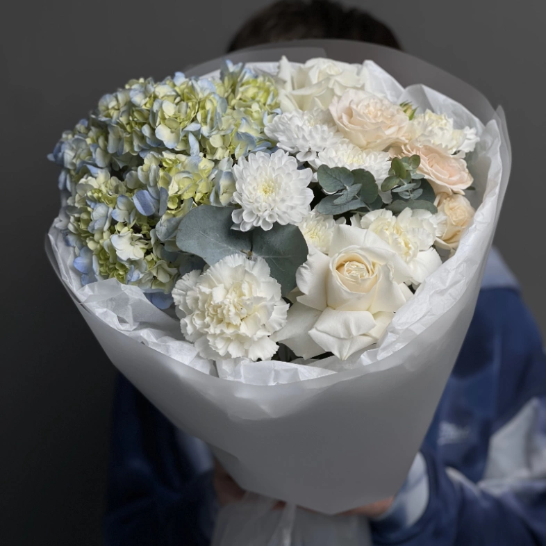 Букет с гортензией, розами