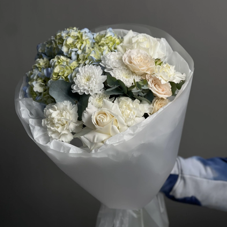 Букет с гортензией, розами