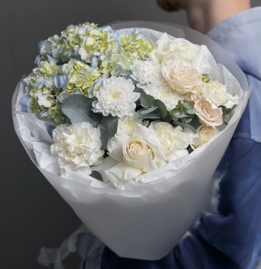 Букет с гортензией, розами